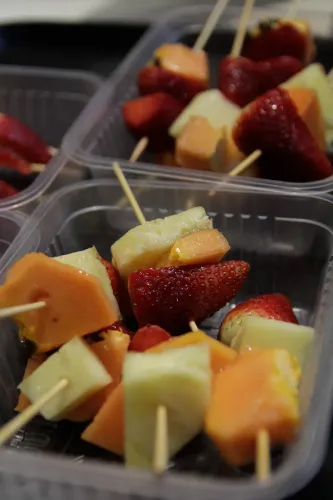 Brochetas de frutilla y otras frutas en bandejas descartables, Copa Cata del Oeste 2019