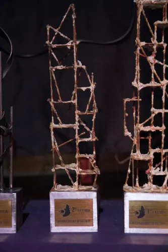 Trofeos de varillas soldadas del primer y segundo puesto exterior, con sus placas grabadas, Copa Cata del Oeste 2019