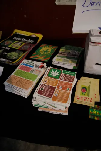 Folletos de la asociación, revistas y tarjetas de marcas sobre una mesa, Copa Cata del Oeste 2019