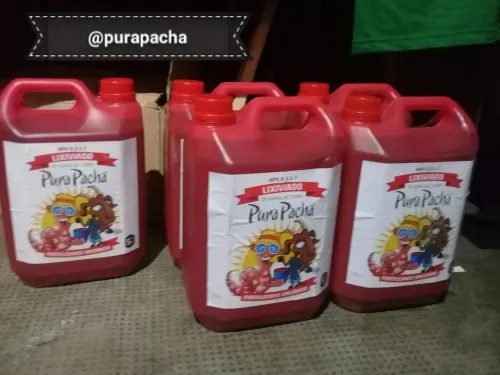 Bidones de lixiviado de humus de una marca de fertilizantes orgánicos, Copa Cata del Oeste 2019