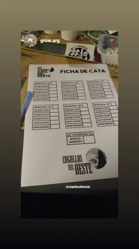 Ficha de cata en blanco con los rubros de puntuación, junto a un cenicero, Copa Cata del Oeste 2019