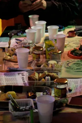 Mesa de cata con vasos, fichas, porciones de budín y un frasco de muestra numerado, Copa Cata del Oeste 2019