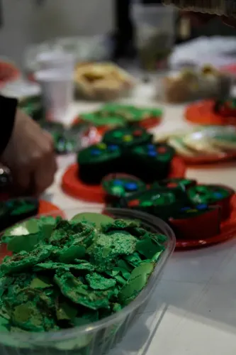 Galletitas verdes en una fuente y budincitos con confites en platos rojos, Copa Cata del Oeste 2019