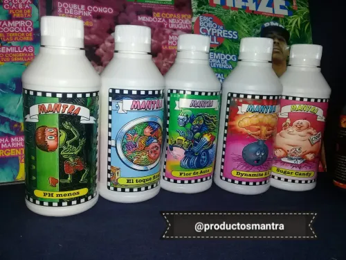 Botellas de fertilizantes de una marca alineadas frente a tapas de revistas cannábicas, Copa Cata del Oeste 2019