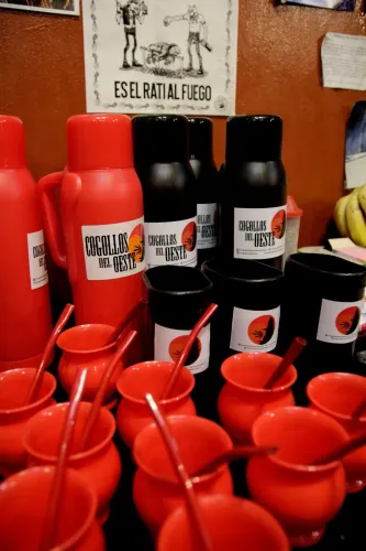 Mates rojos con bombillas, termos y vasos con el logo de la asociación, Copa Cata del Oeste 2019