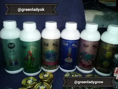 Botellas de fertilizantes con etiquetas ilustradas y frascos de miel de dos marcas, Copa Cata del Oeste 2019