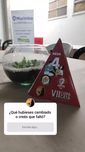 Cartel de la mesa 4 junto a un terrario y el banner de una marca, Copa Cata del Oeste 2021