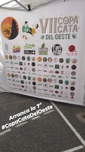 Banner de la Copa con los logos de las marcas que acompañaron, bajo un gazebo, Copa Cata del Oeste 2021