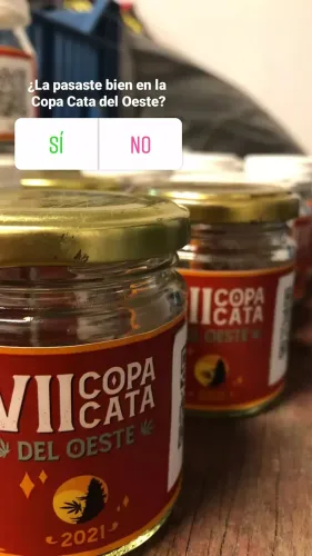 Frascos con la etiqueta de la Copa en fila sobre una mesa de madera, Copa Cata del Oeste 2021
