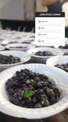 Platos descartables con porotos negros servidos sobre una mesa, Copa Cata del Oeste 2021