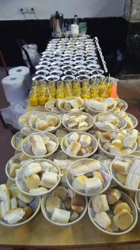 Mesa larga con paneras, platos de porotos y vasos de bebida listos para servir, Copa Cata del Oeste 2021