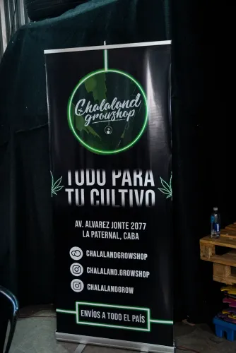 Roll-up de un comercio de cultivo con su dirección y sus redes, Copa Cata del Oeste 2022