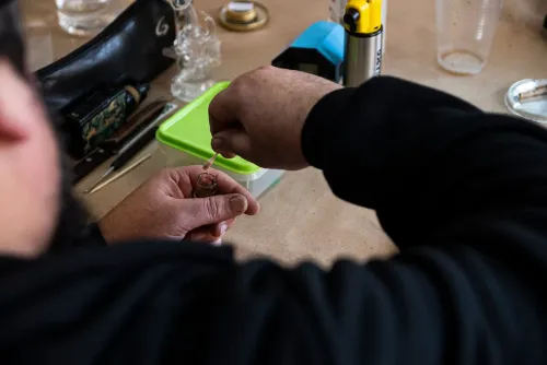 Manos toman extracto de un frasquito con una herramienta de dab sobre la mesa, Copa Cata del Oeste 2022