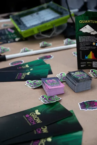 Folletos, tarjetas y calcos de una marca de iluminación para cultivo en su stand, Copa Cata del Oeste 2022