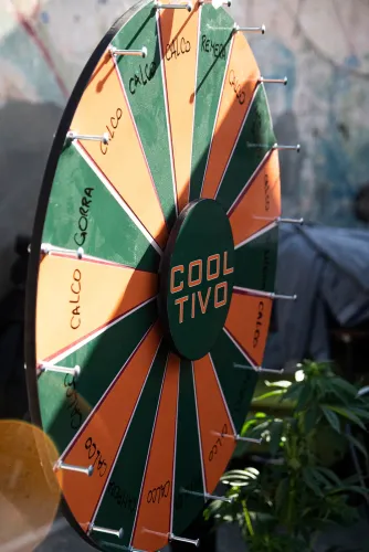 Ruleta de premios de una marca con calcos, remeras y gorras escritos a mano, Copa Cata del Oeste 2022