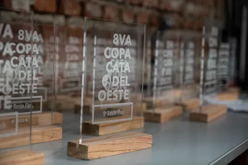 Trofeos de acrílico grabados por categoría sobre bases de madera, Copa Cata del Oeste 2022