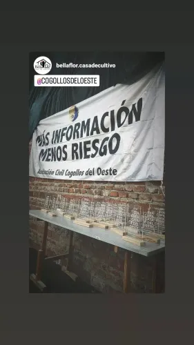 Bandera de la asociación sobre la mesa con los trofeos de acrílico, Copa Cata del Oeste 2022