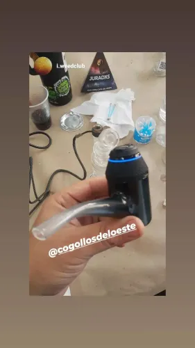 Una mano sostiene un vaporizador con boquilla de vidrio en la mesa del jurado, Copa Cata del Oeste 2022