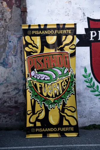 Banner ilustrado de un sponsor principal apoyado contra una pared pintada, Copa Cata del Oeste 2022
