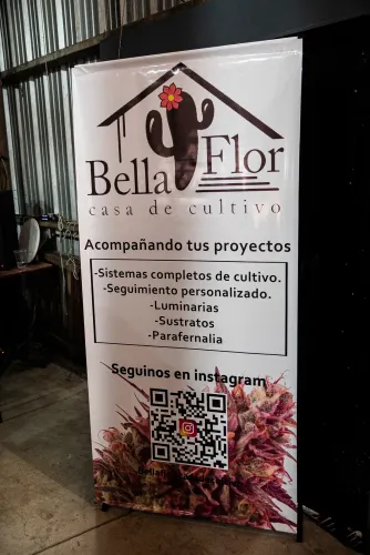 Roll-up de una casa de cultivo con su lista de servicios y un código QR, Copa Cata del Oeste 2022